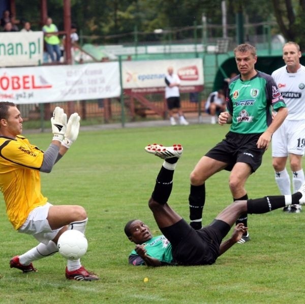 W Poznaniu w meczu przeciwko Warcie piłkarze "Stalówki&#8221; (leży Abel Salami, obok Jaromir Wieprzęć) zmarnowali mnóstwo okazji do strzelenia goli.