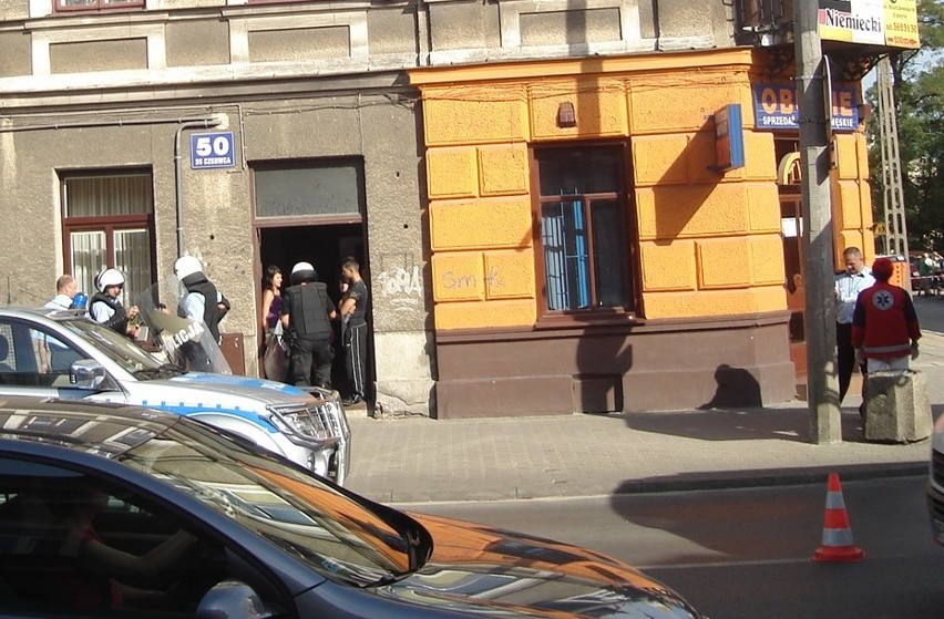 Do budynku wkraczają policjanci.