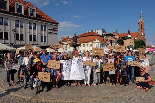 Dzień SuperMatki w Białymstoku. Manifestacja KOD na Rynku Kościuszki Solidarni z Rodzicami Osób Niepełnosprawnych