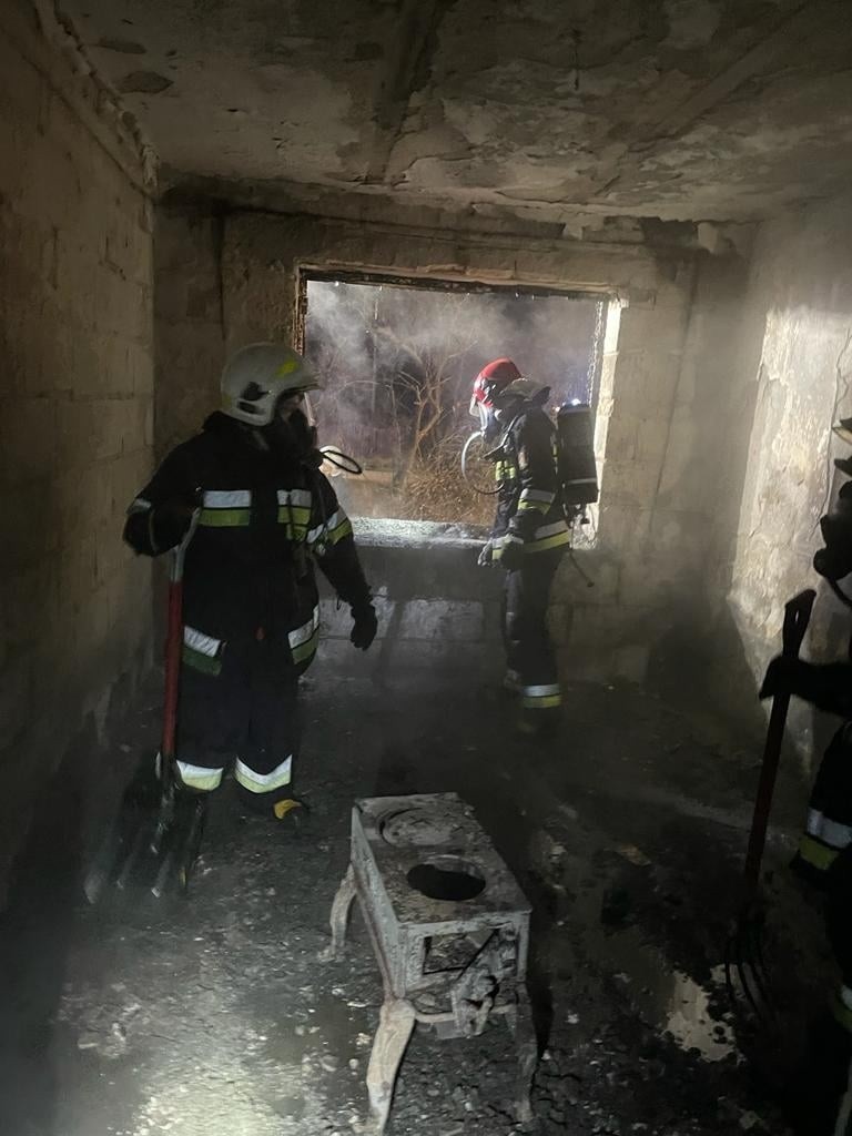 Pożar domu w miejscowości Janik w gminie Kunów w powiecie ostrowieckim. Ranny mężczyzna [ZDJĘCIA]