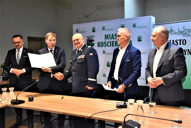 W Urzędzie Miasta w Kościerzynie podpisano akt notarialny, w którym przekazano działkę na budowę nowej komendy policji.