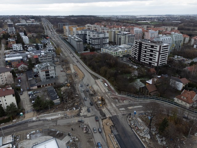 Przebudowa alei 29 Listopada w Krakowie. Roboty w terenie rozpoczęły się jesienią 2020 roku. Wylotówka na Warszawę jest rozbudowywana na odcinku ok. 2,6 km do dwóch jezdni posiadających po dwa pasy ruchu, odcinkowo z dodatkowym pasem dla komunikacji zbiorowej. To także przebudowa skrzyżowań, budowa nowych chodników, ścieżek rowerowych i ekranów akustycznych. W ramach zadania przebudowane zostały już dwa wiadukty kolejowe.