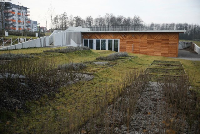 Położony na Prądniku Czerwonym park Reduta, liczy niemal osiem hektarów powierzchni. Charakter parku współtworzyli mieszkańcy w toku przeprowadzonych przez Zarząd Zieleni Miejskiej warsztatów konsultacyjnych. W parku posadzono 300 drzew, 8 tys. krzewów, 131 drzewek owocowych, prawie 900 krzewów owocowych, ponad 2 tys. pnączy i 3,5 tys. sztuk bylin. Powstało w nim ponad 25 tys. metrów kwadratowych trawników i łąk kwietnych. Znajduje się też wielofunkcyjny, 200-metrowy pawilon, który pełnił funkcję kawiarni oraz miejsca spotkań mieszkańców. Na dachu pawilonu znajduje się taras, z którego można obserwować park. W parku zamontowanych zostało około 100 ławek, 135 koszy na śmieci, 20 hamaków, 20 leżaków oraz poidełko.