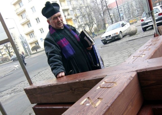 Ks. Jan Giriatowicz przy jednym z krzyży.