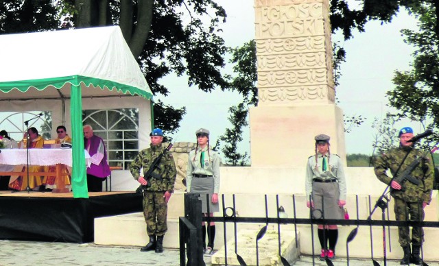 Niedzielne uroczystości odbędą się u stóp pomnika w Czarkowach.