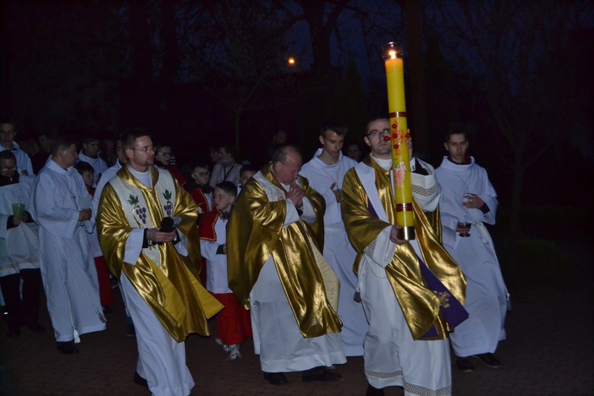 Liturgia Wigilii Paschalnej: święcenie ognia w Myszkowie ZDJĘCIA