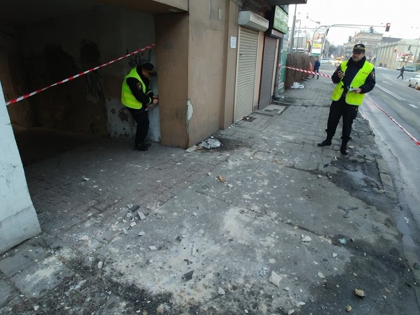 Lubartowska 18: Z budynku odpadł gzyms. Na szczęście chodnik był pusty, nikt z przechodniów nie został ranny (ZDJĘCIA)  