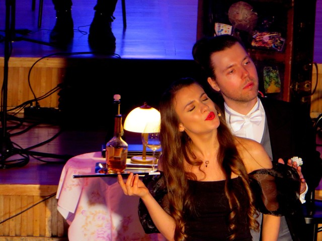 Kaja Mianowana (wokal) oraz Radosław Walenda (konferansjer) wcielili się w duet miłosny w piosence Gigi Amoroso.