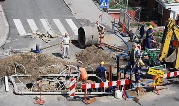 Ekipa miejskiej spółki wodociągowej przepompowuje ścieki i odwadnia grunt przy ulicach Osiedlowej i Polnej. Układa też nowe rury z tworzywa PCV, bo stare z kamionki uległy zniszczeniu.