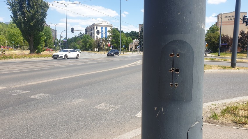 Zdemontowali przyciski dla pieszych na Narutowicza w Łodzi. Na skrzyżowaniach z Kilińskiego i Narutowicza nie trzeba już wciskać i czekać