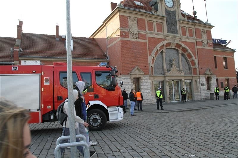 Strażacy zajechali na plac chwilę później.