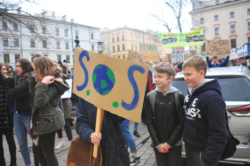 Młodzieżowy Strajk Klimatyczny. Pośród młodzieży utknął prezydencki lexus. Symboliczne zdjęcie