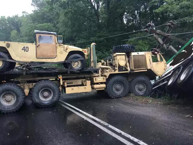 Niedaleko miejscowości Konotop (powiat drawski) pojazd wojskowy zderzył się z samochodem ciężarowym.