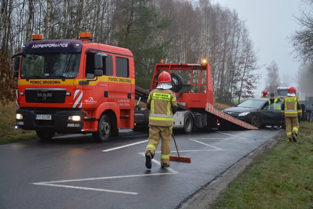 Między Sępólnem a Zbożem na DW 241 zderzyły się dwa samochody osobowe