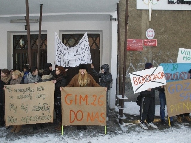 Uczniowie protestowali dziś przed budynkiem VIII LO.