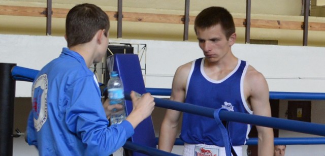 Pięściarz Michał Wąs z Ożarowa (z prawej) przegrał finałową walkę w Myślenicach.