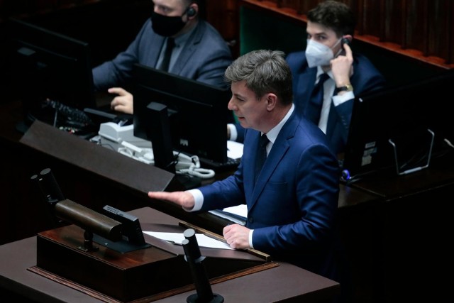 Poseł Jan Grabiec ma wycofać się ze swojego wpisu na temat imigrantów i rozbudowy instalacji Orlenu, inaczej politycy PiS zapowiadają pozew przeciwko rzecznikowi PO.