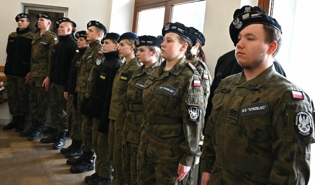 W uroczystościach wzięli udział uczniowie oddziału przygotowania wojskowego z liceum w Staszowie. Więcej zdjęć na kolejnych slajdach>>>