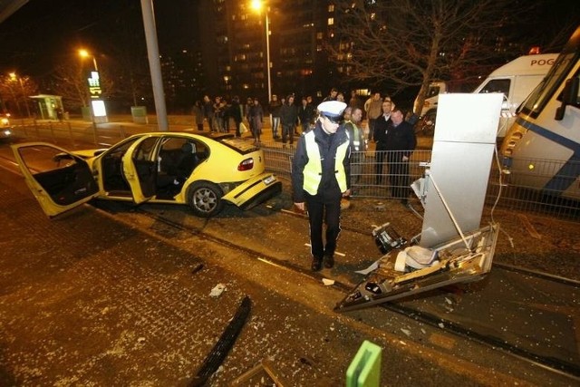 Wypadek na Świeradowskiej był w grudniu 2013 r., a więc już pół roku nie ma biletomatu, w który uderzyła taksówka.
