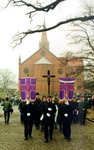 Archiwalne zdjecia z zamieszek w Slupsku po śmierci Przemka Czai - kibica Czarnych Slupsk. W czwartek mija 10 lat od tych dramatycznych zajśc.