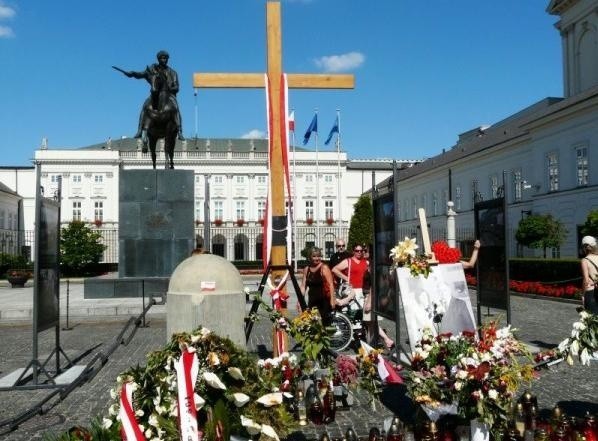 Krzyż pod Pałacem Prezydenckim