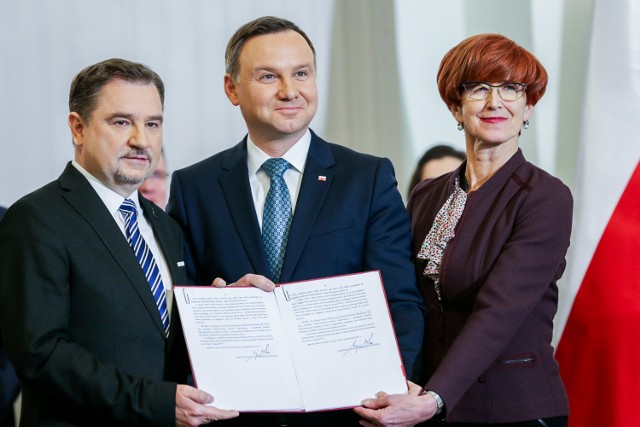 Ustawa obniżająca wiek emerytalny stanowi realizację obietnicy wyborczej Prezydenta Rzeczypospolitej Polskiej Andrzeja Dudy.