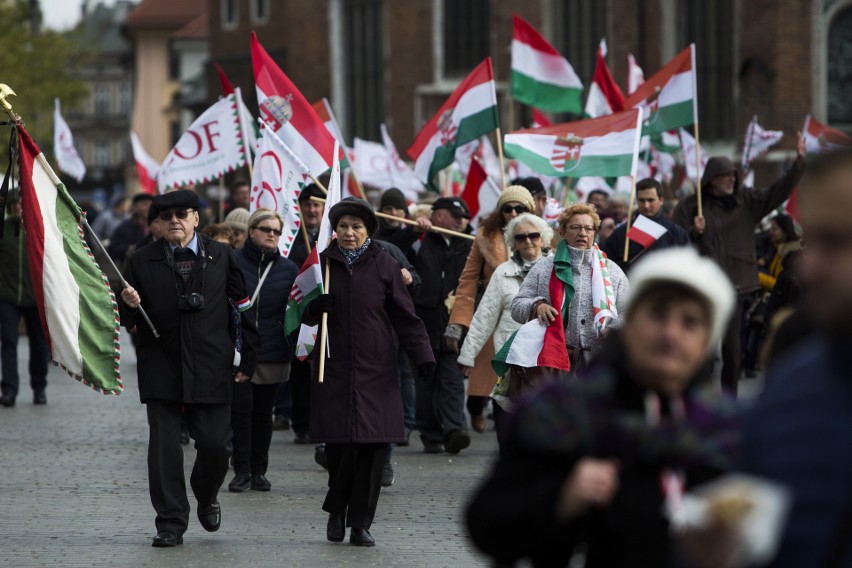 Kraków. Pochód patriotyczny z Wawelu na Rynek [ZDJĘCIA]