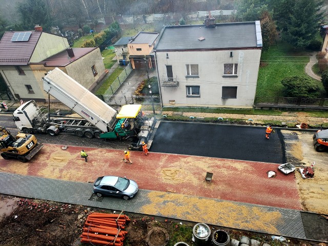W piątek 25 listopada rozpoczęło się układanie pierwszej warstwy asfaltu na remontowanej ulicy OgrodowejZobacz kolejne zdjęcia/plansze. Przesuwaj zdjęcia w prawo naciśnij strzałkę lub przycisk NASTĘPNE
