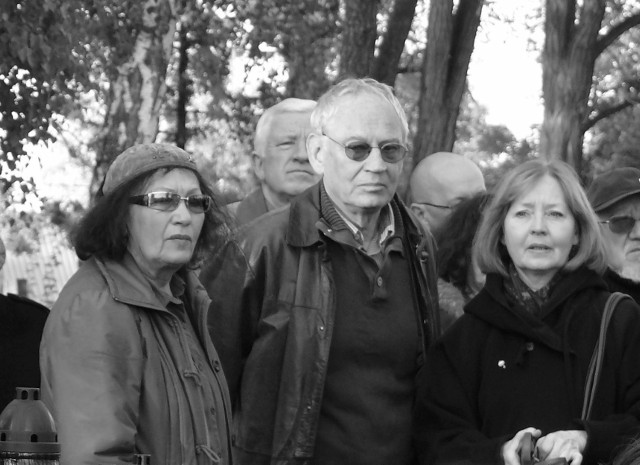 Leszek Długosz (z lewej jego żona) na zaklikowskim cmentarzu w 50. rocznicę śmierci Anny Nagórskiej