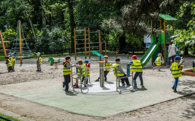 Ten plac zabaw w parku Kazimierza Wielkiego postał w ramach Bydgoskiego Budżetu Obywatelskiego.