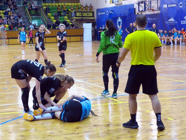 Handball JKS Jarosław (czarne stroje) z Gniezna wywozi jeden punkt.