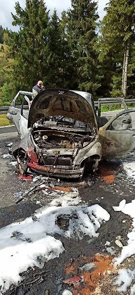 DK 75. Samochód rozbił się i spłonął. Po rannych i poparzonych przyleciały śmigłowce