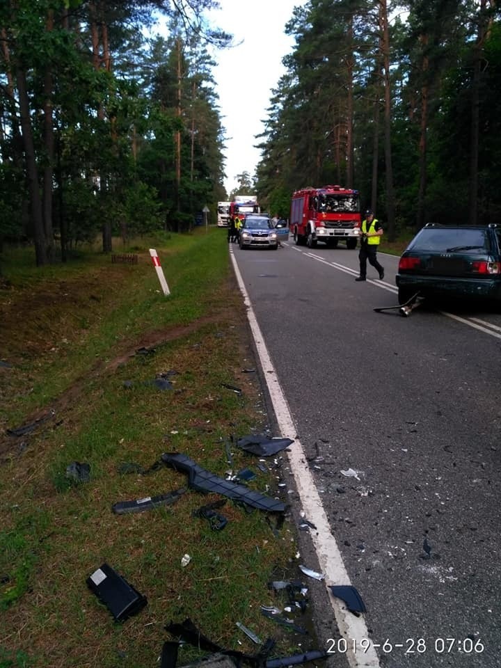 Ełk. Wypadek z udziałem trzech aut na drodze do Orzysza. Jedna osoba w szpitalu [ZDJĘCIA]