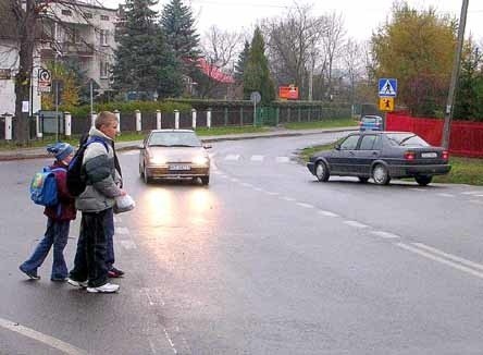 Przez niebezpieczne skrzyżowanie codziennie przechodzi ponad stu uczniów znajdującej się obok szkoły.