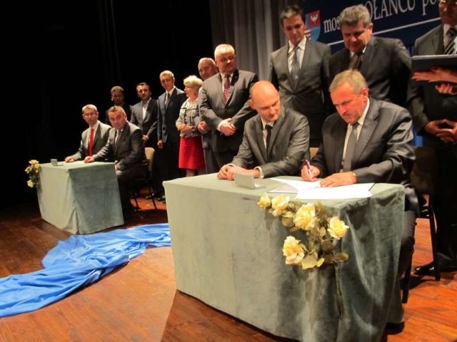 Podpisanie umowy na budowę mostu w Połańcu.
