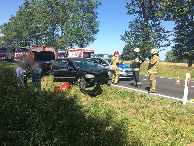 Dziś, w godzinach popołudniowych na drodze krajowej nr 11 w kierunku Kołobrzegu, doszło do zderzenia trzech pojazdów. Na szczęście nikomu nic się nie stało. Zobacz także: Koszalin: Mamo! Tato! Jedziemy na wakacje! Wspólna akcja policji i straży pożarnej w Koszalinie