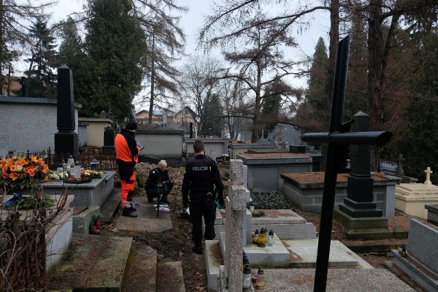 W czwartek policjanci otrzymali informację o zwłokach mężczyzny znalezionych między grobami na Cmentarzu Głównym w Przemyślu. Na miejscu pojawił się patrol i załoga pogotowia ratunkowego. Niewykluczone, że do śmieci mężczyzny doszło w skutek nieszczęśliwego wypadku.Aktualizacja, godz. 13.17- Policjanci ustalili tożsamość mężczyzny. To 56-letni mieszkaniec Przemyśla. W środę brat mężczyzny zgłosił jego zaginięcie w przemyskiej komendzie. 56-latek 17 marca miał oddalić się z miejsca zamieszkania i nie wrócić do tej pory. Na cmentarzu pracowała grupa dochodzeniowo-śledcza pod nadzorem prokuratora - powiedziała sierż. szt. Marta Fac z KMP w Przemyślu.W toku prowadzonego śledztwa zostaną ustalone dokładne okoliczności śmierci przemyślanina. Niewykluczone, że doszło do nieszczęśliwego wypadku, w wyniku którego 56-latek spadł z ławki znajdujące się przy rodzinnym grobowcu. Ciało zabezpieczono do badań sekcyjnych.