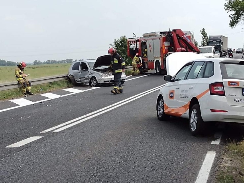 Wypadek na obwodnicy Brzegu. Zderzenie skody z volkswagenem...