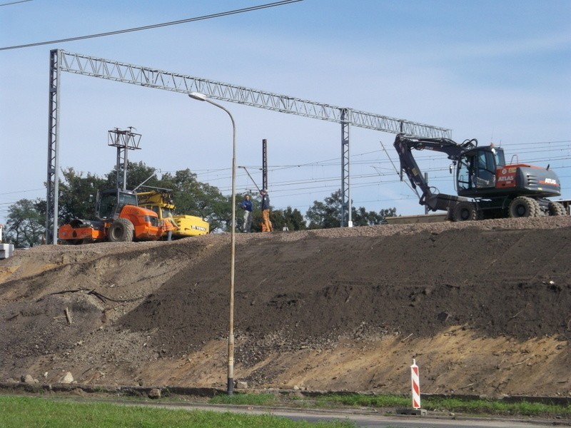 Wrocław: Rozbierają stary wiadukt na Starogroblowej (ZDJĘCIA)