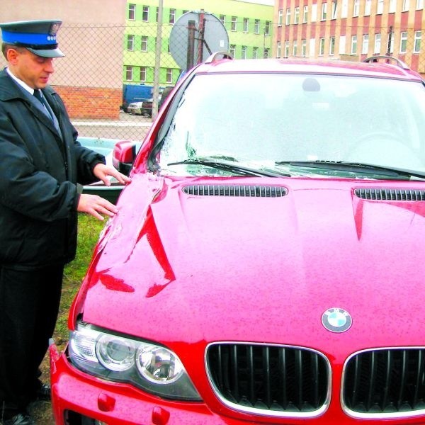 BMW, które znajduje się na policyjnym parkingu, zostało skradzione w niemieckim komisie. &#8211; Kierowca próbował przed nami uciekać &#8211; mówi Krzysztof Kapusta z komendy policji w Suwałkach.