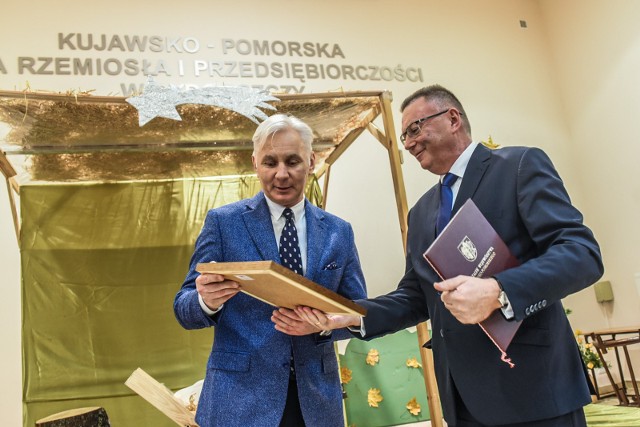 Obchodząca jubileusz 70-lecia bydgoska Cukiernia Sowa została wyróżniona najwyższym marszałkowskim odznaczeniem - medalem Unitas Durat Palatinatus Cuiaviano-Pomeranensis. Adam Sowa odbrał wyróżnienie z rąk wicemarszałka Zbigniewa Ostrowskiego podczas spotkania noworocznego (13 stycznia) Kujawsko-Pomorskiej Izby Rzemiosła i Przedsiębiorczości w Bydgoszczy. Firma rozpoczęła działalność w 1946 roku przy ulicy Pomorskiej w Bydgoszczy, gdzie Feliks Sowa wraz z małżonką Stanisławą otworzyli zakład piekarniczy, skupiający się głównie na produkcji pieczywa. Wkrótce asortyment poszerzył się o drożdżówki i słodkie placki. W 1983 roku do rodzinnego interesu dołączył syn Adam, który dziś prowadzi firmę razem z córką Aleksandrą. Obecnie główna siedziba firmy znajduje się przy ul. Schulza w Bydgoszczy, gdzie w 1988 rok otwarto duży zakład produkcyjny. Właściciele Cukierni Sowa propagują rzemiosło cukiernicze oraz województwo na terenie kraju oraz za granicą. Cukiernia ma swoje punkty między innymi w Warszawie, Berlinie i Londynie, a jej cukiernicy są laureatami wielu konkursów.