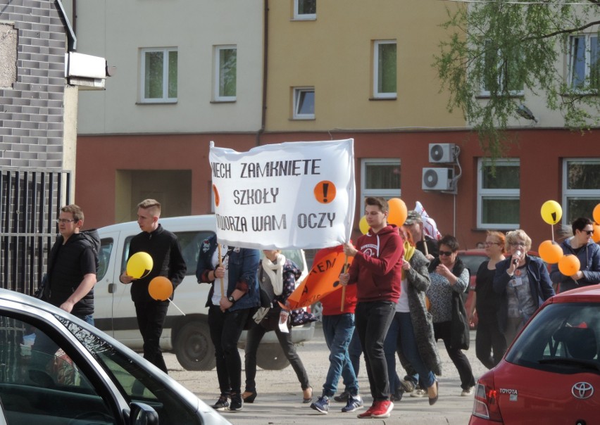 Ostrów Mazowiecka: Strajk nauczycieli 2019. Marsz poparcia...