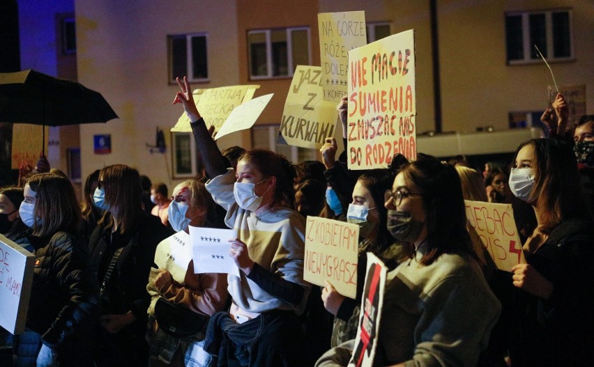 Strajk Kobiet na Podkarpaciu. Protesty przeciw zaostrzeniu prawa aborcyjnego nie ustają [LISTA, 2.11]