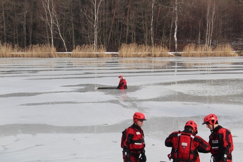 Ćwiczenia na lodzie strażaków z Żor...