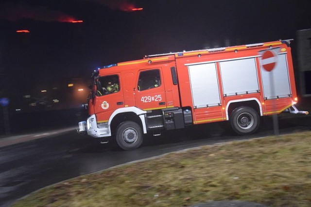 Pożar w podopolskich Górkach. Z ogniem walczyły cztery zastępy strażaków. Zdjęcie poglądowe.