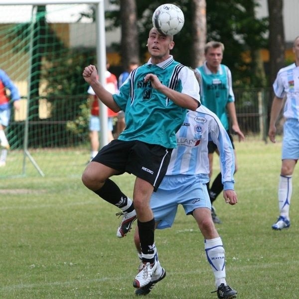 Piłkarze Stali Stalowa Wola (z piłką Jonasz Jeżewski) zremisowali w Straszęcinie z Koroną Kielce 1:1.