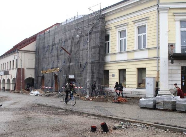 Rusztowania na zabytkowym budynku mogą przeszkodzić w dokończeniu remontu Rynku.