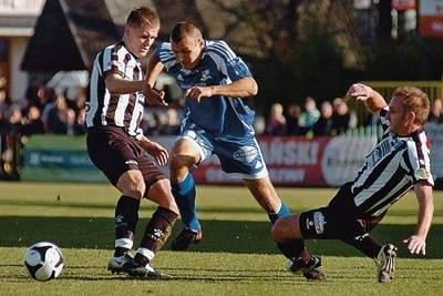 Piłkarze Sandecji (koszulki w biało-czarne pasy) zajmują 4. miejsce po rundzie jesiennej Fot. Mateusz Bobola