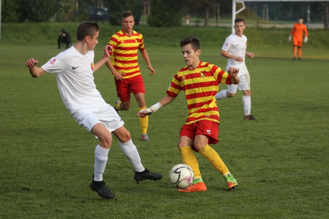 W Centralnej Lidze Juniorów Jagiellonia (na żółto-czerwono) ma trzy ekipy, a MOSP - dwie