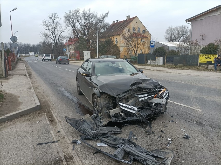 Wypadek pod Wrocławiem. Mercedes uderzył w ciężarówkę